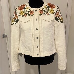 BCBG MAX Azria
Off-White long sleeved floral Embroidered Jacket Size X-Small